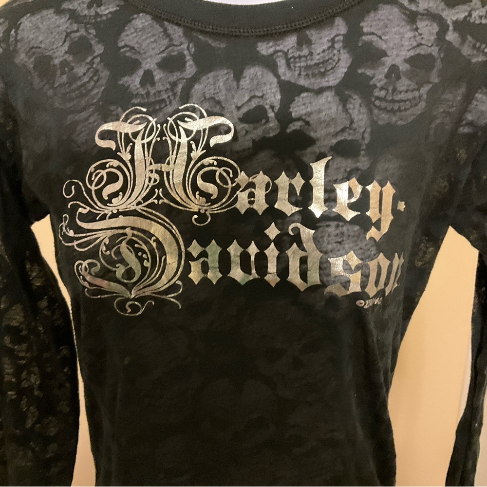 COPY - DON’T MISS! Harley long sleeve T w/skulls & silver foil logo. Read on fo…